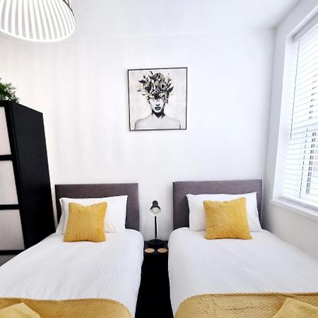 Stylish 2 Bed Apartment With Free Parking, Wifi Colchester Kültér fotó